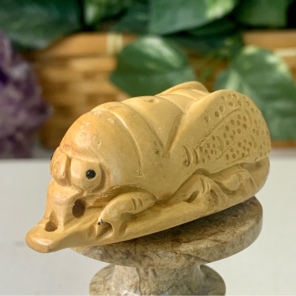 Vintage Netsuke Cicada Boxwood Carving Hand Carved Wood Insect Bug Figurine 2.7" - Picture 2 of 12